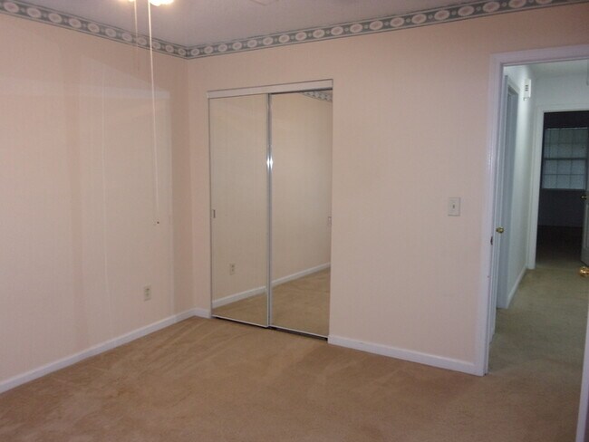 Building Photo - 2 Bedroom 2 Bath Duplex near Cherry Park