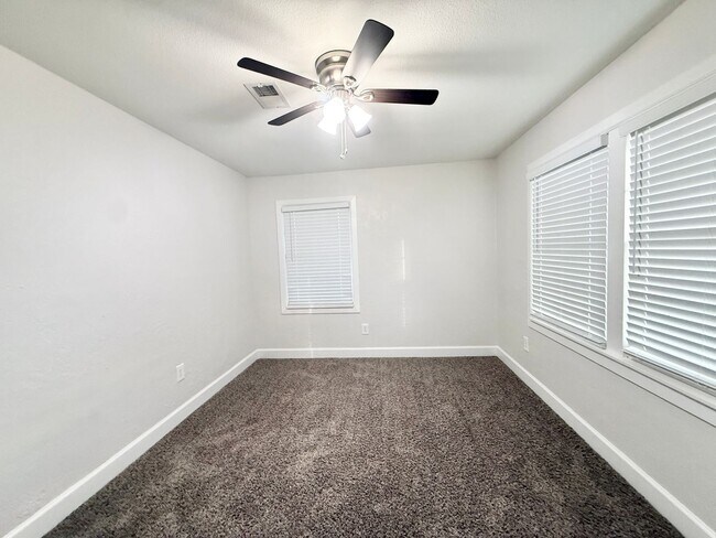 Building Photo - Stunning & Spacious 4/2 Home in Lake Jackson!