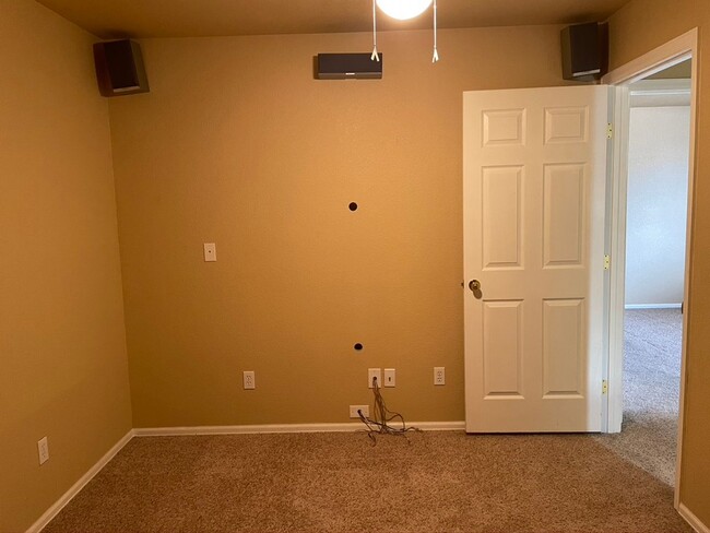 Building Photo - Spacious & Unique 3BD/2BA Townhome w/ Gara...