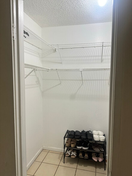 Building Photo - 9120 Fontainebleau Blvd