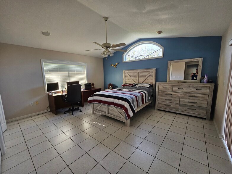 Building Photo - 2210 Bayou Dr