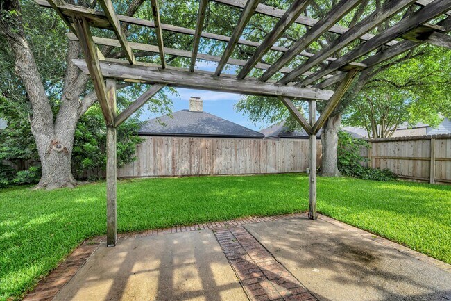 Building Photo - 2421 Baycrest Dr