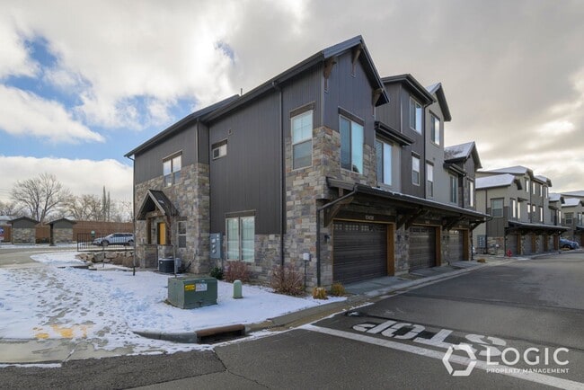 Building Photo - 10408 S Beetdigger Blvd