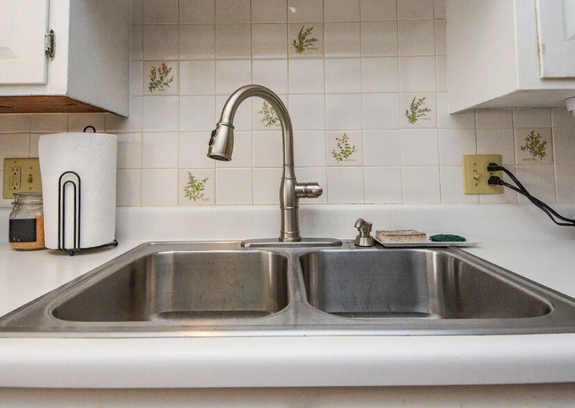kitchen - 2506 Elm Dr NE