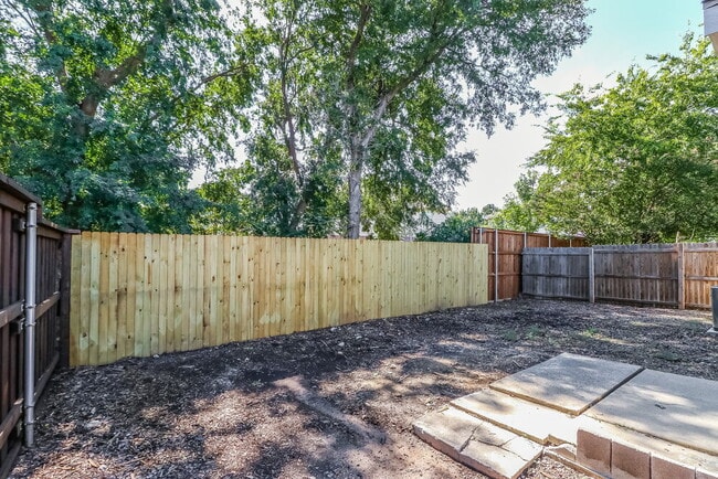 Building Photo - 1366 Chinaberry Dr