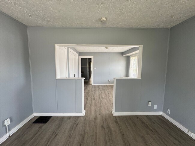 Building Photo - 2025-2027 Southeastern Ave