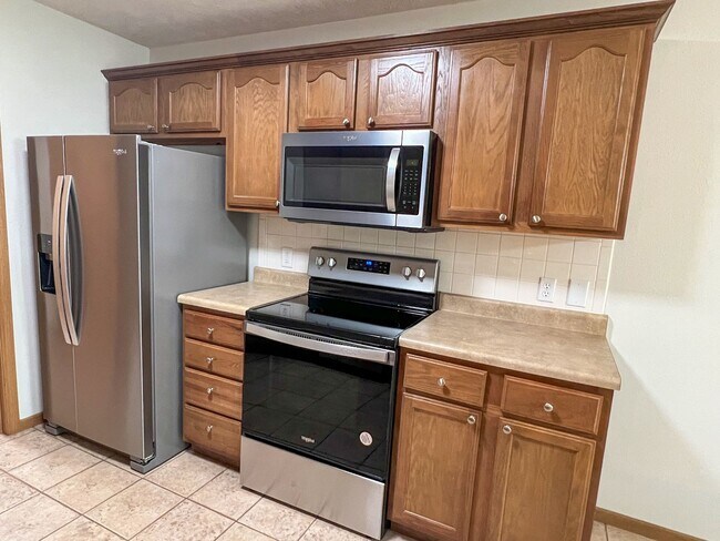 Building Photo - 3 Bedroom 2 Bathroom 2 CAR GARAGE