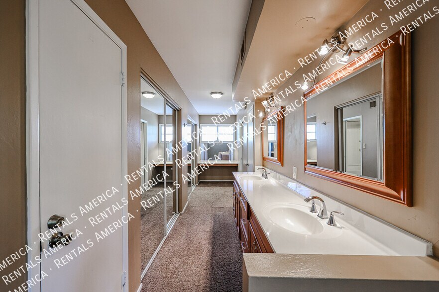 Building Photo - 4820 N Woodmere Fairway