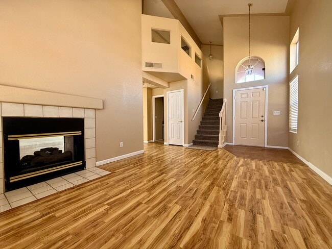 Building Photo - Fantastic 3 bed/2.5 bath in the Northwest ...