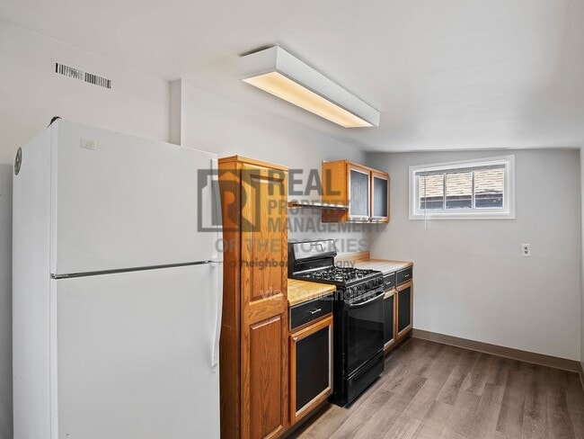 Building Photo - 319 Walnut St