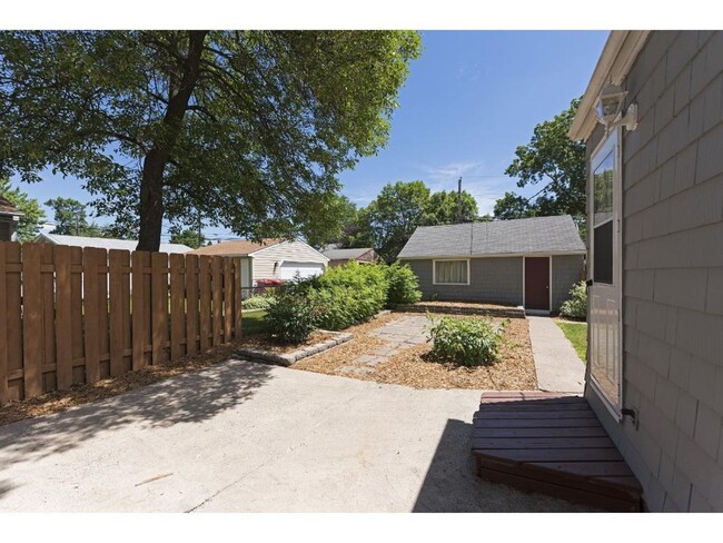 Building Photo - Charming Bungalow Available - Walk To Sout...