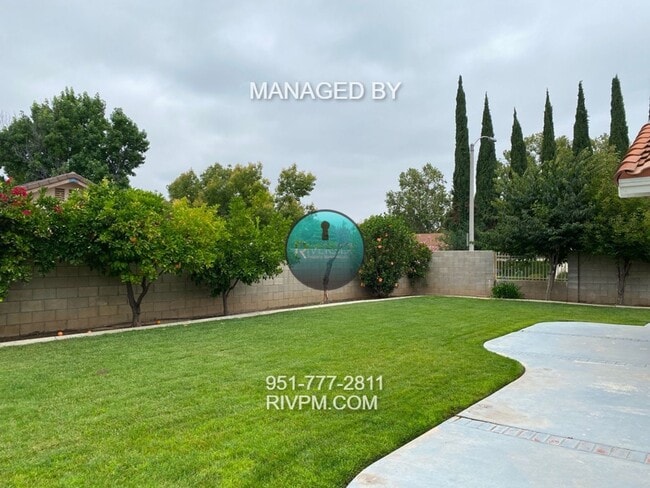 Building Photo - Beautiful single story home located in Riverside!