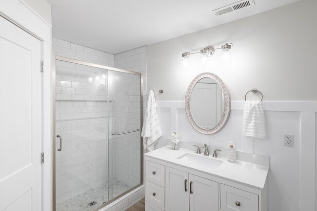 Building Photo - Close to downtown Athens! Beautifully renovated home with charm!