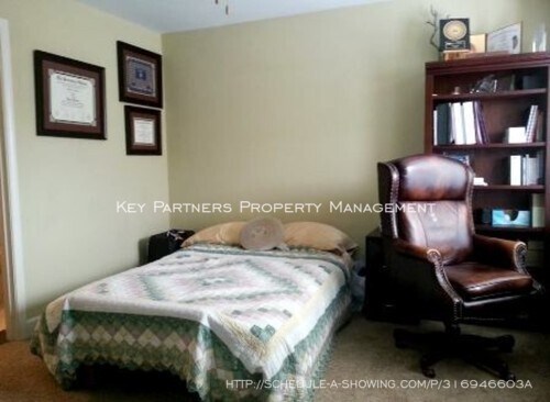 Building Photo - 520 W 10th St - Stunning townhome with gra...