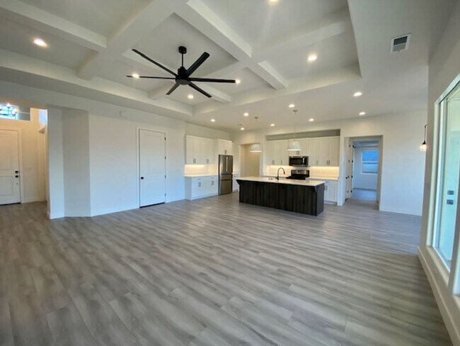 Building Photo - SPACIOUS HOME FOR RENT!