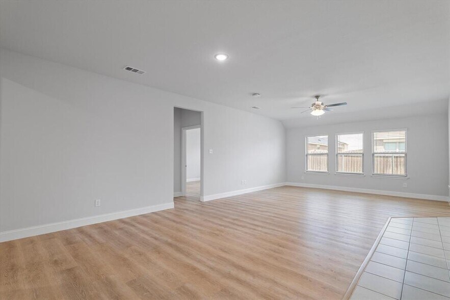 Building Photo - 3006 Cliffview Dr