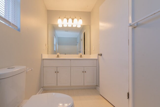 Building Photo - Delightful Pepperidge Home with Fireplace & Large Backyard