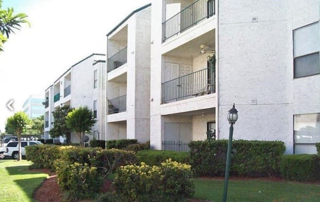 Building Photo - 2816 S Bartell Dr