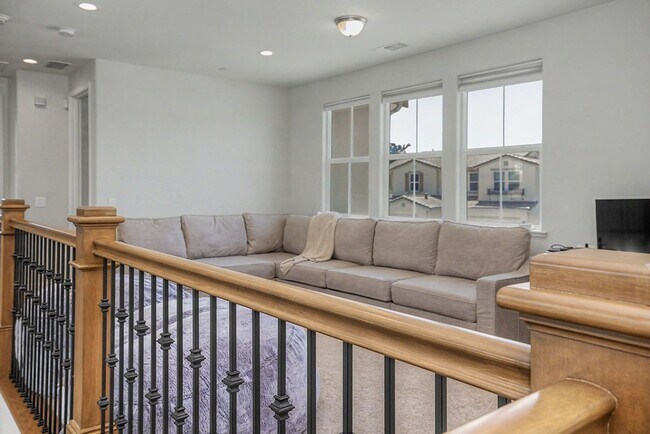 Building Photo - 589 Bluffs Dr