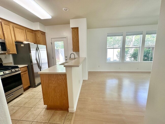 Building Photo - Hamilton 3+bd/2.5bth Townhome w/Den