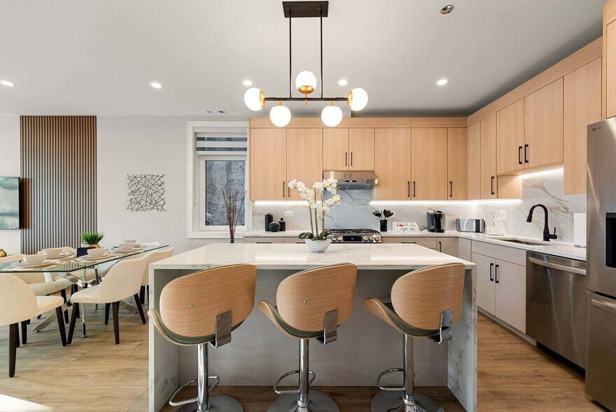 Building Photo - 2344 W Polk St