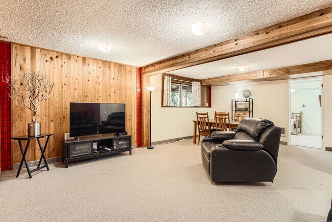 Building Photo - Single Family Home in West Linn with a Won...