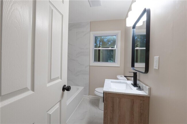 Building Photo - 2431 Crestview Ave