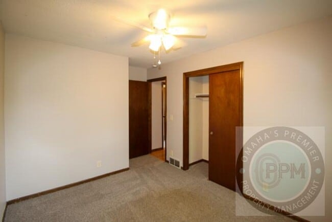 Building Photo - Discover a spacious 3Bd/2.5Ba home
