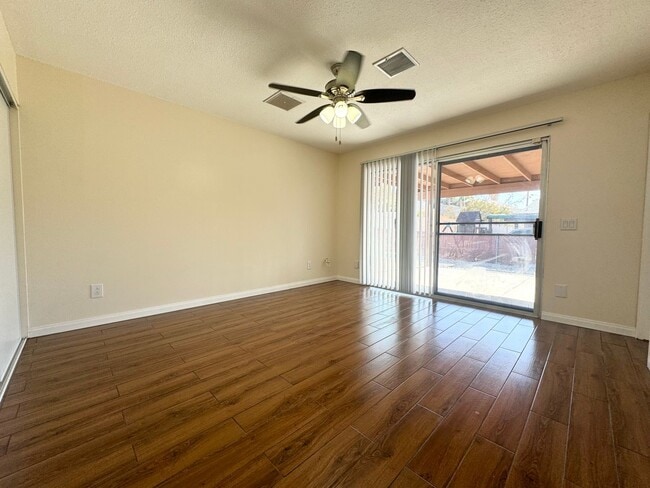 Building Photo - AVAILABLE NOW!! 3 Bed / 2 Bath Home in Des...