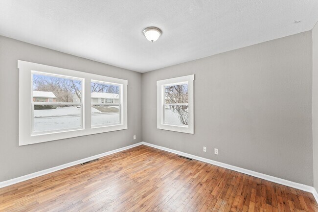 Building Photo - 2 Bedroom Home with Spacious Fenced In Yard!  1st Month's Rent is Free!*