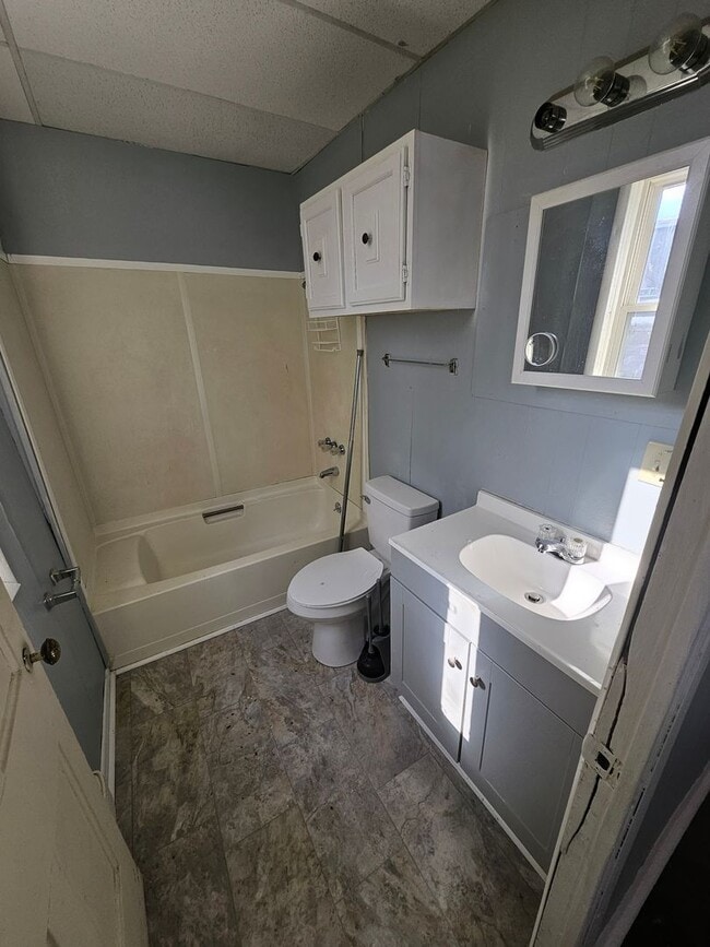 Building Photo - Upper 1 bedroom unit