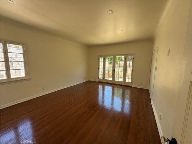Building Photo - 144 S La Peer Dr