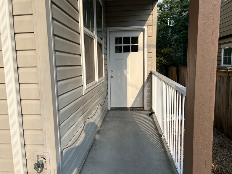 Building Photo - 5621 Fauntleroy Way SW