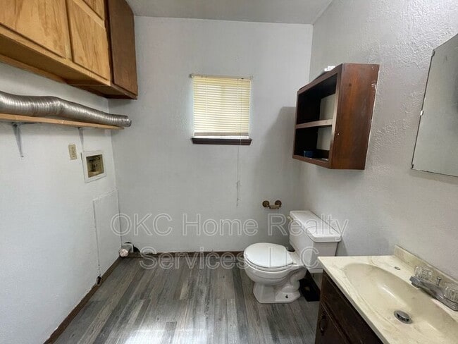 Building Photo - 552 E Grumman Dr