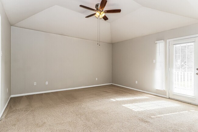 Building Photo - 112 Golfview Ct
