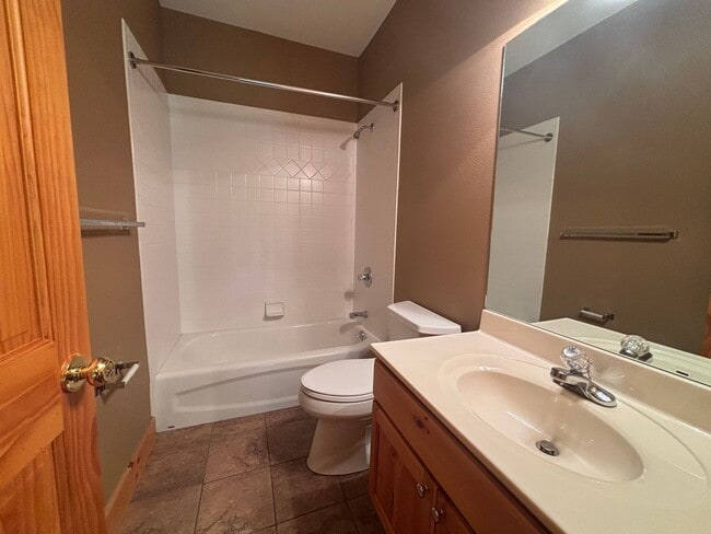 Building Photo - 2 Bed/2.5 Bath Townhome with A/C and gas f...