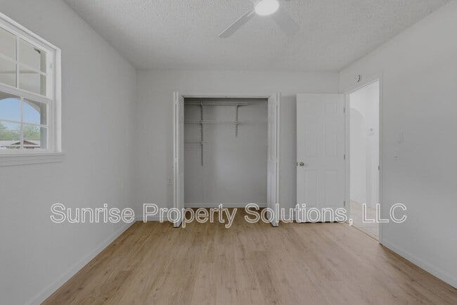 Building Photo - 9301 N Sherwell Dr