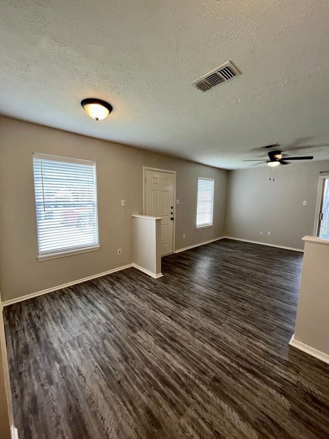 Building Photo - Cozy 2 bedroom 1 bath duplex with Large fenced yard