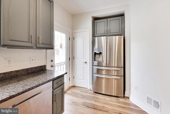 Building Photo - 4550 Longfellow St