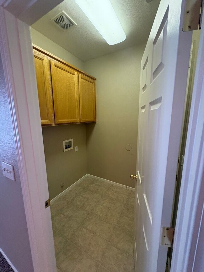 Building Photo - Vibrant 3 bed/2 bath home in West Sac
