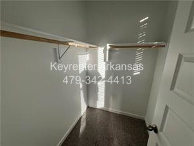 Building Photo - Amazing 3 Bedroom - 3.5 Bathroom in Fayetteville!