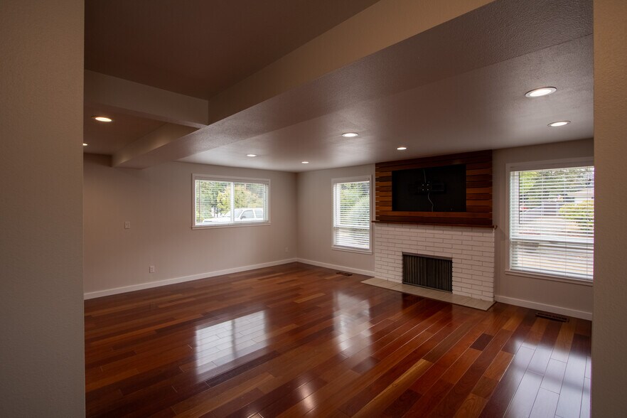 Living room, fireplace - 13234 SE 261st St