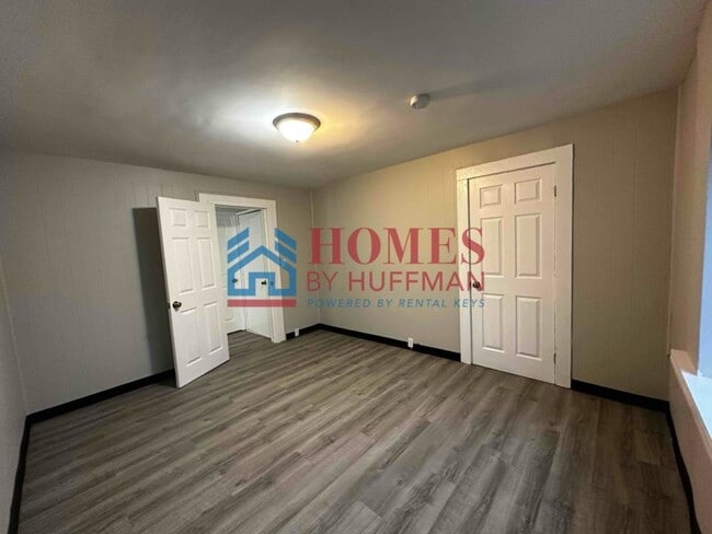 Building Photo - One Bedroom Upstairs Duplex | Move in Ready
