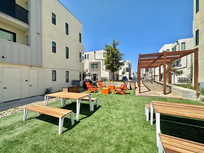 Building Photo - Modern 3BR Townhome in Ocean View Hills with Attached Garage & Open Floor Plan