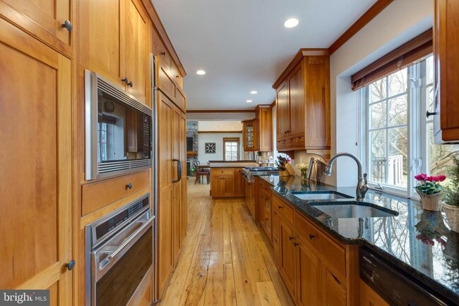 Building Photo - 1057 Vista Dr