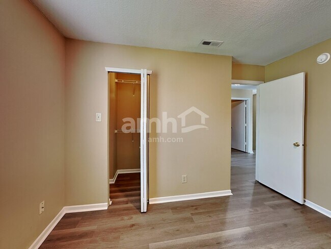 Building Photo - 944 Stonehurst Dr