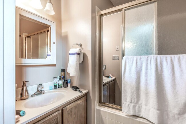 Building Photo - 2 Bedroom/2.5 Bath Spacious Condo in West ...