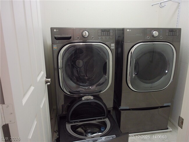 Building Photo - 9092 Jade Vine Ave