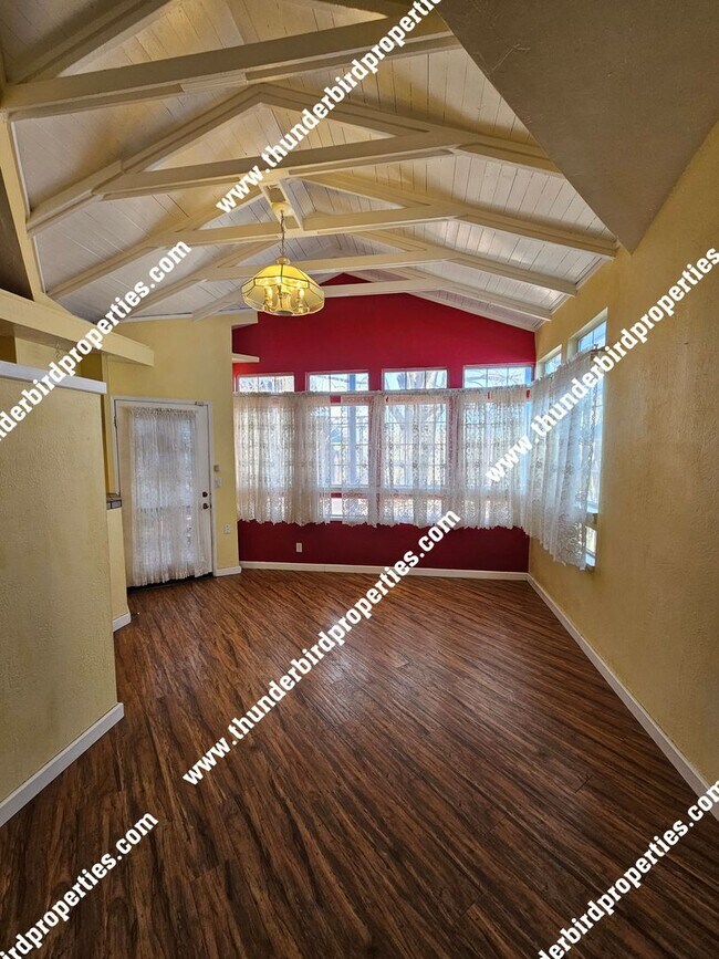 Building Photo - Lovely 3 bedroom, 2 baths in NE Heights!