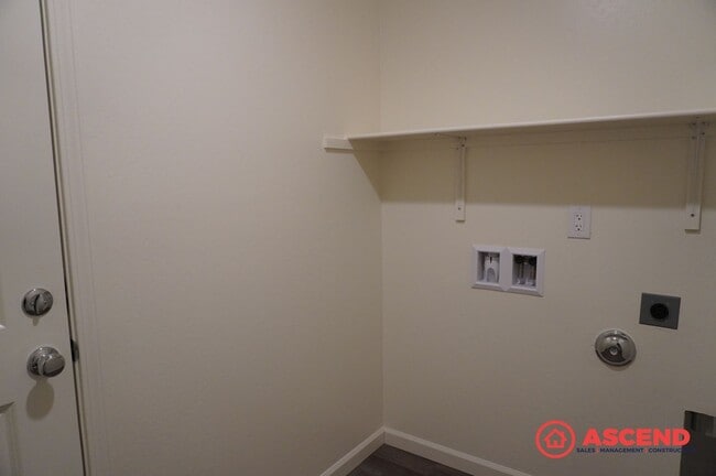 Building Photo - Energy-Efficient 3 Bed / 2 Bath Home with Solar, Garage & Full Kitchen Appliances